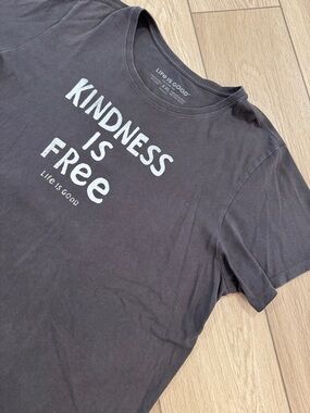 Life is good Crusher Tee Kindness is Free Logo Shirt Sz XXL Trendy Spellout
